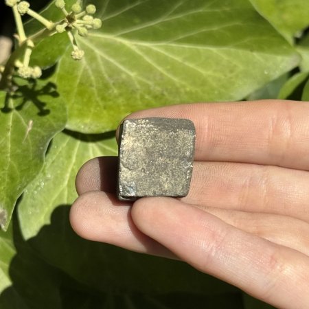 Сувенірний натуральний камінь Пірит необроблений 19х13мм 21,6г