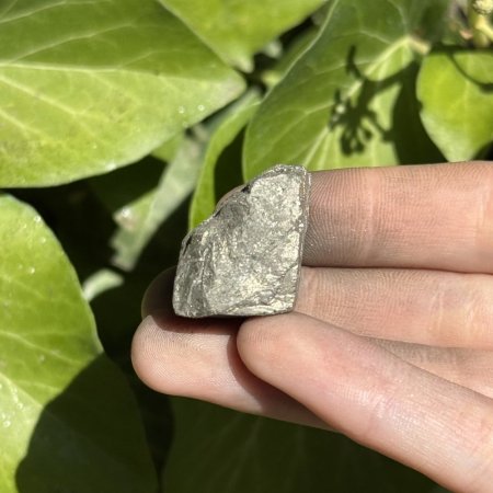 Сувенірний натуральний камінь Пірит необроблений 21х17мм 23,4г