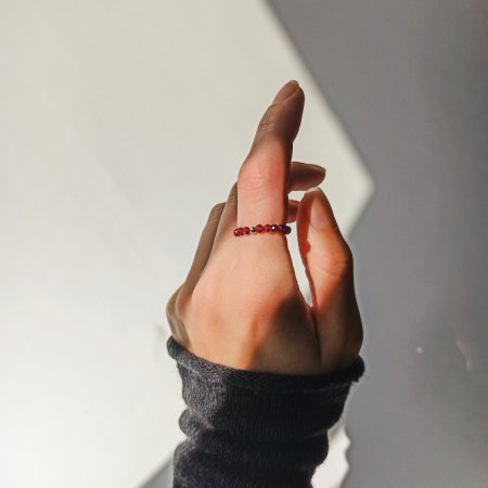 Кільце з натурального Гранату+намистина кольору срібло гіпоалергенний сплав d-3мм 15-18р-р на резинці
