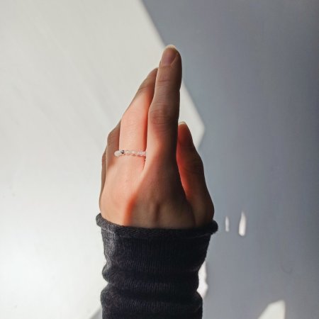 Кільце з натурального циркону (білий)+намистина кольору срібло гіпоалерген.сплав d-3мм 15-18р-р на резинці