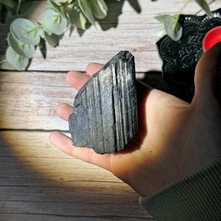 Сувенірний натуральний необроблений камінь Турмалін Шерл 76х65мм 265,3г ОДИН